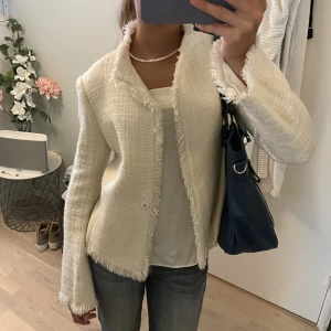 jacka - Struktur jacka från Zara, perfekt till hösten! Fin detalj på ryggen.💕✨