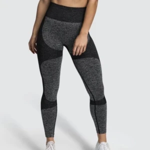 Doyoueven impact seamless leggings - Knappt använda tights från märket Doyoueven. Modell som framhäver formerna med de olika färgerna på tightsen. Svart/grå färg. Storlek small 