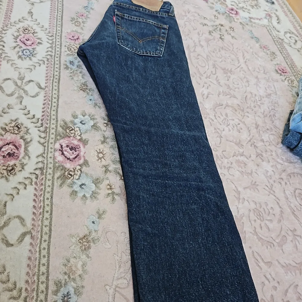 Sjukt snygga Levis jeans i modellen 505. W27 L30, men upplever att midjan är mycket mindre. Midjemåttet är 33cm rakt över 💞 tryck inte på köp nu. Det är inte gratis frakt. Jeans & Byxor.