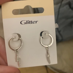 Örhängen - Helt nya örhängen ifrån glitter, säljer då jag har två par! Örhänge med blixt och diamant detaljer❤️❤️ nypris 100kr mitt pris 70kr OANVÄNDA Nyköpta