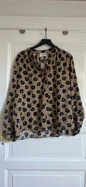 Neo Noir blus - Snygg leomönstrad blus från Neo Noir stl. 42. Använd 1 gång. Generös i storleken. 