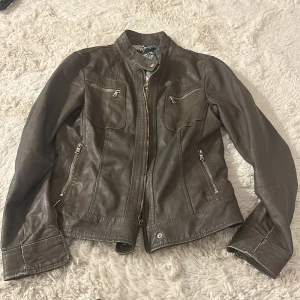Brun läderjacka - Säljer denna fina bruna vintage läderjackan, sitter väldigt fint på!