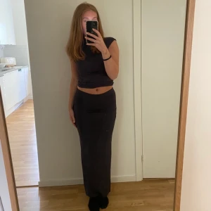 Set från Gina  - Aldrig använt, säljer båda delar.  I den gråaktiga färgen toppen i S och kjolen är i xs 