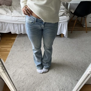 Lågmidjade bootcut jeans - De populära låga bootcut jeansen från hm, bra skick men lite slitna vid nederkanten