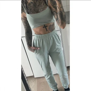 Nelly - Ljusblått set, mjukisset, XS - Ljusblått set med kort topp och mjukisbyxor från Nelly i storlek XS 🩵