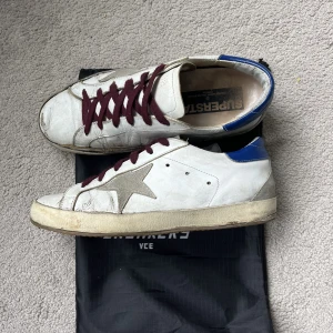 Golden goose - Säljer ett paar riktigt feta golden goose i storlek 40 men passar absolut 41. Hör av er vid fler frågor!