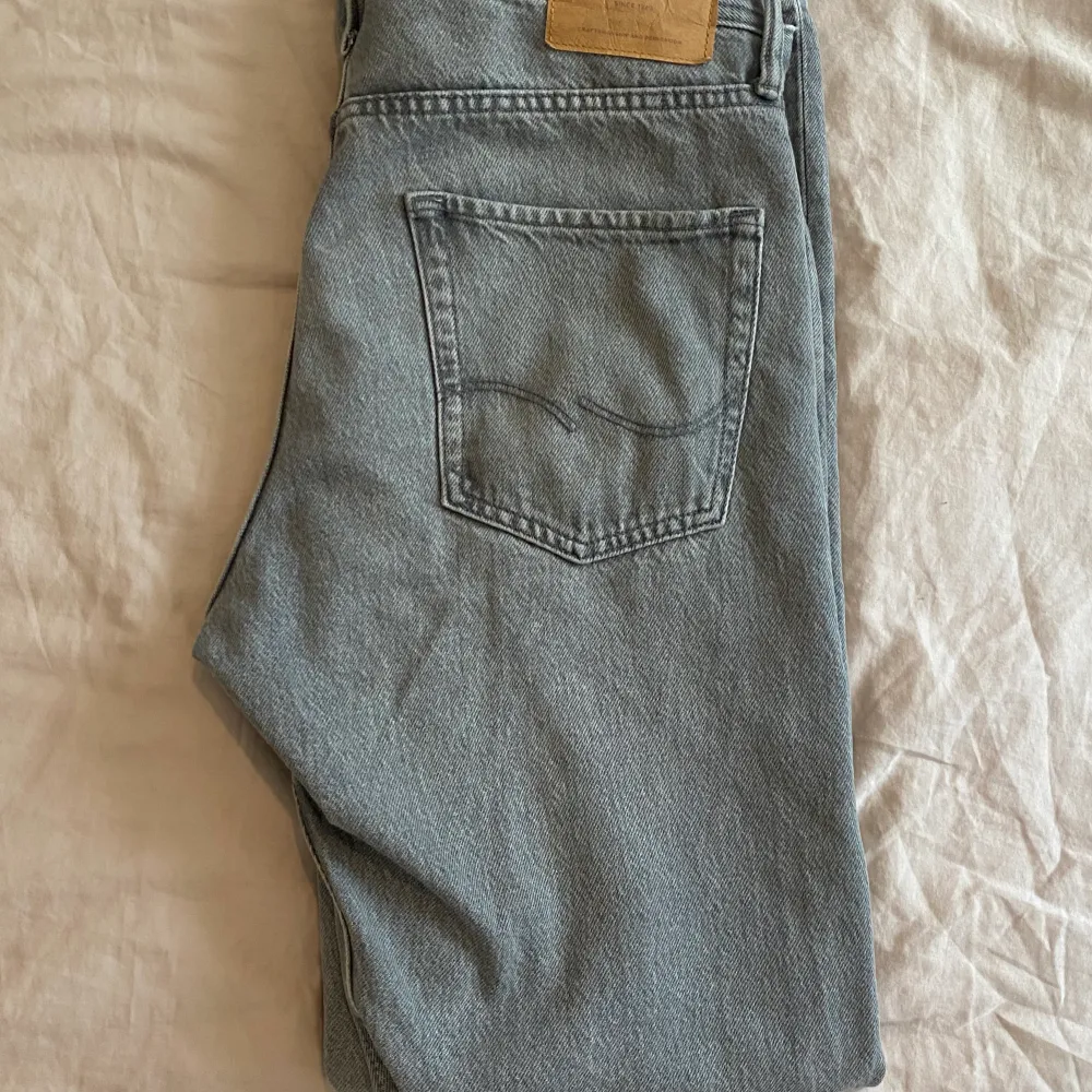 Ljusgråa jack & Jones jeans i modellen loose/chris. Endast använda 1 gång. Inga defekter. Nypris 600kr. Jeans & Byxor.