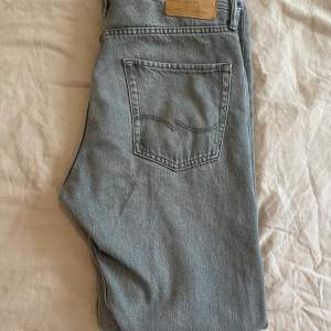 Ljusgråa jack & Jones jeans i modellen loose/chris. Endast använda 1 gång. Inga defekter. Nypris 600kr