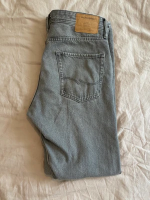 Jack & Jones jeans - Ljusgråa jack & Jones jeans i modellen loose/chris. Endast använda 1 gång. Inga defekter. Nypris 600kr