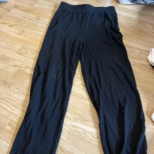 Två likadana ribbade pösigare byxor - Jättefina svarta ribbade pösiga byxor,60kr för båda eller 30kr styck
