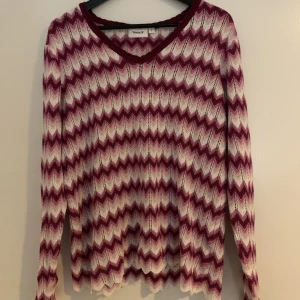 Färgglad stickad tröja  - Skitsnygg rosa stickad tröja med mönster 🤩