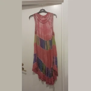 Rosa klänning - Har inte används av mig men har fått den begagnad. Made in india.