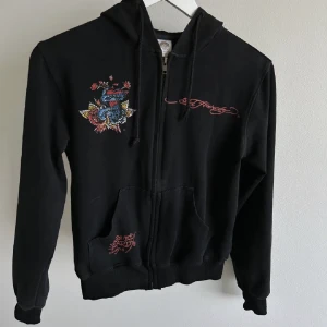 Ed Hardy  - Svart Ed Hardy zip up jacka med tryck på fram-och baksidan