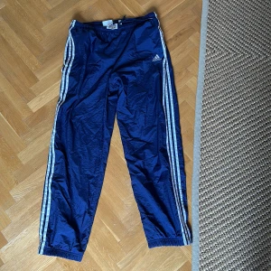 Vintage adidas tracksuit - Ganska Baggy, storleken är large men funkar även som medium, fråga för mer bilder
