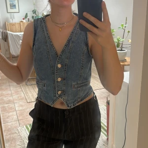 Jeansväst - Kort jeansväst från stradivarius i strl M. Skulle dock säga att den passar mer som en S!⭐️