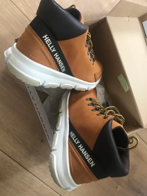 Helly Hansen skor oanvända  - Säljer ett par Helly Hansen skor helt nya och ligger kvar i sin låda.  De var ganska dyra i inköp och säljer de mycket billigare än vad jag gav för dem.  