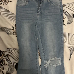 Ripped jeans- flare - Ett par blåa jeans som är oanvända. I bra skick och är stretchiga strl 38