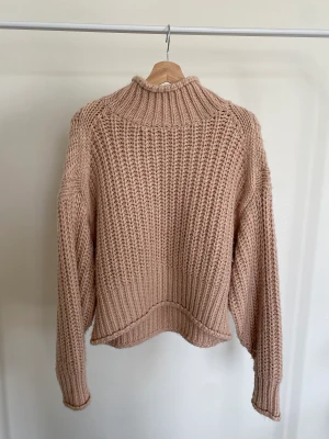 Stickad tröja från H&M - Fin och mjuk stickad tröja i puderrosa storlek 36.  Säljer då den tyvärr används för sällan av mig.  