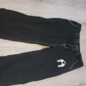 Jeans - Säljer dessa as coola sköna jeans, tog bort förra anonsen för visste inte om jag ville sälja, men har bestämt mig nu! Nypris var 300, säljer för 160 (inte inklusive frakt) kontakta gärna innan köp!💗