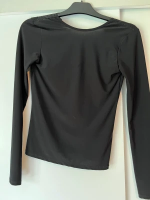 Topp med öppen rygg - Jättesnygg topp med öppen rygg och spets från Gina Tricot, storlek Xs, nyskick 