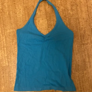 Blått halterneck linne - Gulligt halternecklinne Använd 1 gång Tryck på köp nu💓💓💓