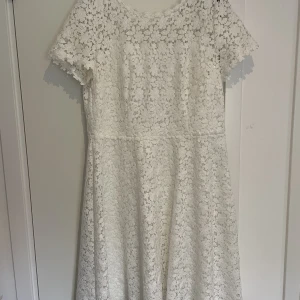 Spetsklänning - Vit spetsklänning från Esprit. Använd en gång. Skick 9/10. Nypris 1399:-