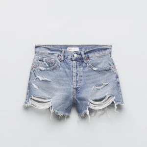 Zara shorts  - Säljer dessa blåa shortsen från zara då de inte kommer till användning. Tyvärr är de försmå för mig så jag väljer att sälja dem. Nypris 329kr, men säljer för 120kr + frakt 💘 de har spräckt lite och därför säljer jag de billigt.