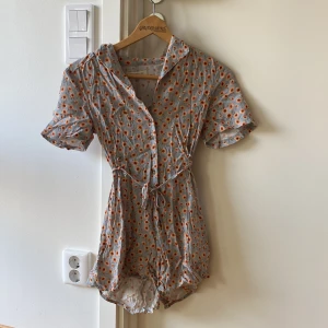 Blommig byxdress! 🌻🌻🌻 - Jättesöt byxdress med snörning i midjan!