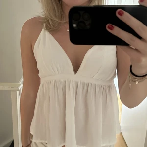 Topp - Säljer denna fina vita topp från bikbok i storlek M🤍 fint skick