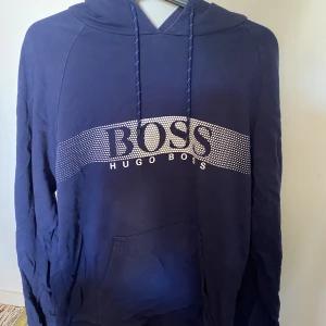 Hugo boss hoodie  - Säljer min Hugo boss hoodie då jag har vuxit ur den. I bra skick, storlek m. 