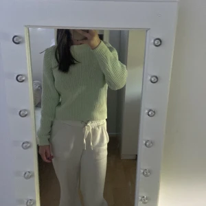 Grön stickad tröja  - Mintgrön stickad tröja från monki. Finns en liten fläck på framsidan, pris kan diskuteras 🫶