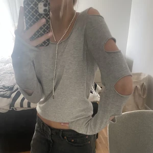Så mysig stickad tröja - Intressekoll!! Söt tröja med cutouts, i jättebra skick💟 skulle säga att den passar xs/m beroende på hur man vill att den ska sitta
