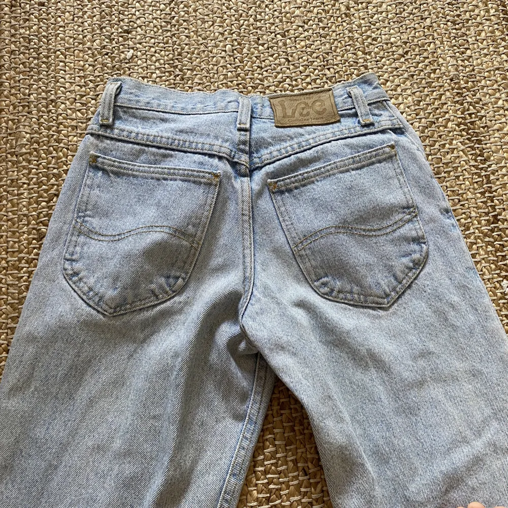 Ljusa lee-jeans i storlek 27 I mycket gott skick 💫. Jeans & Byxor.
