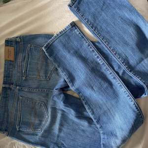 Snygga lågmidjade jeans i rak/slim modell från abercrombie & Fitch. Storlek : W28 / S. Jag är 170 cm ❤️  400+frakt 