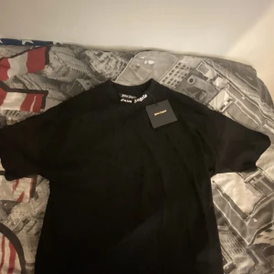 Palm angels tee  - Säljer nu en Palm angels T-shirt i nytt skick aldrig använd självklart äkta. I storlek L för mer frågor är det bara att slå en pling 