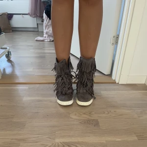 Fransskor  - Skit fina fransskor med kilklack på 5 cm ungefär, sulan är lite gul men syns inte när man har på sig dem! Annars fint skick, storlek 39 men lite små i storleken(KAN BYTA MOT EN KAPPA)