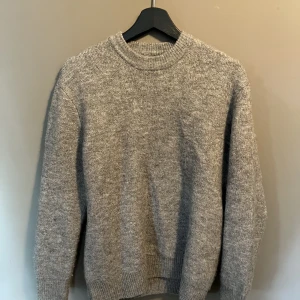 Stickad tröja  - Sjysst stickad ulltröja från zara i väldigt bra skick skriv vid frågor 