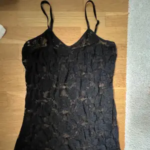 Kort svart lace klänning<3 Rose pattern  