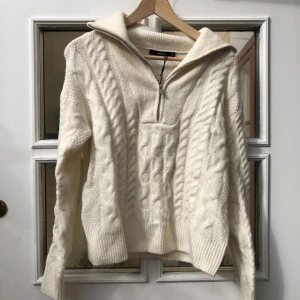 Ny stickad tröja från bikbok - Säljer denna helt oansvända stickade tröjan från Bikbok i storlek XS. Super skönr material, lite oversized i storleken. 