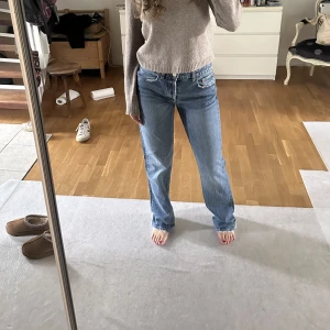 Blåa jeans - Jättepopulära jeans från zara som inte säljs längre! Dessa är i storlek 38, men passar mig som vanligtvis har storlek 36! frakt ingår inte 