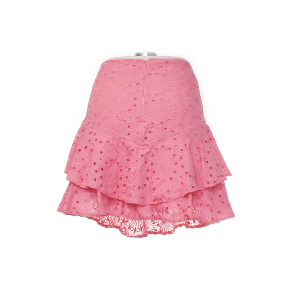 Cerise rosa kjol med broderi. Från början i storlek m, men är insydd i midjan så passar som en S. . Kjolar.