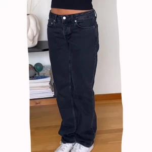 Low waist jeans - Superfina svarta lågmidjade jeans🌟 Storlek 40 men passar även 38. Lånad bild