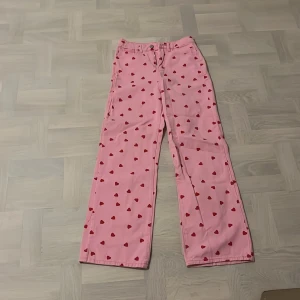  Rosa byxor med röda hjärtan ifrån Schein ❤️🩷  -  Ett par Rosa röda high Waist byxor i från SHEIN nästan helt one vända och perfekta för Halloween eller någon annan en utklädnings högtider eller fest