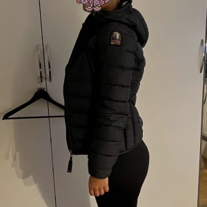 PARAJUMPER DUNJACKA - Säljer min korta parajumper dunjacka, den har inga skador, tagit hand om den väl. Köpt för 4000. Pris kan diskuteras. 