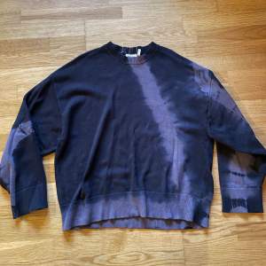 Stickad tröja från weekday med lila detalj  Sitter som oversized medium