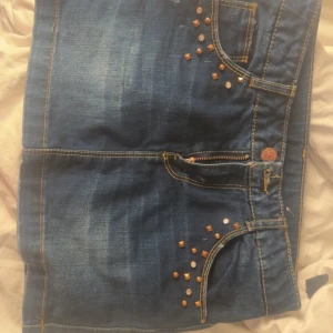 Snygg kjol - Hej säljer min kjol som är jätte snygg , inga brinken elelr sånt med den gått som ny  Passar även mig som oftas har xxs/xs 