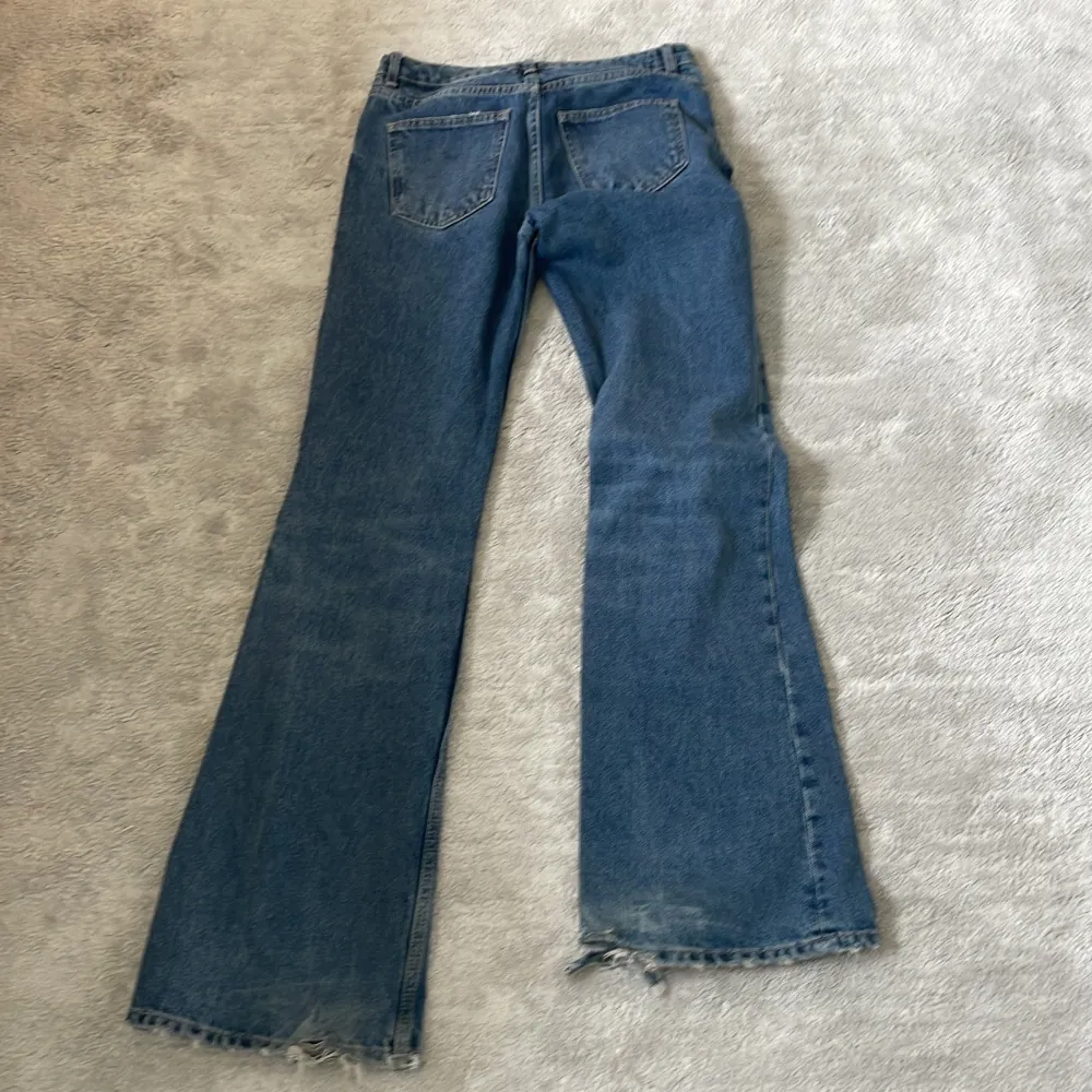  Säljer mina snygga zara jeans de är lite förstora men uteslutningar nere vid fötterna nypris ca 400 annars är det bra skick köparen står för frakt💗. Jeans & Byxor.