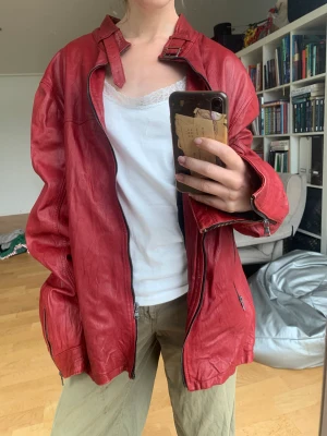 Röd läderjacka - Röd läderjacka som är oversized!