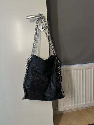 Tiamo väska - Fin väska från tiamo. Välan är i super fint skick och är knappt använd