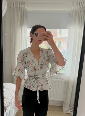 Linneblus - Blommig linneblus från Zara som knappt är använd ❣️